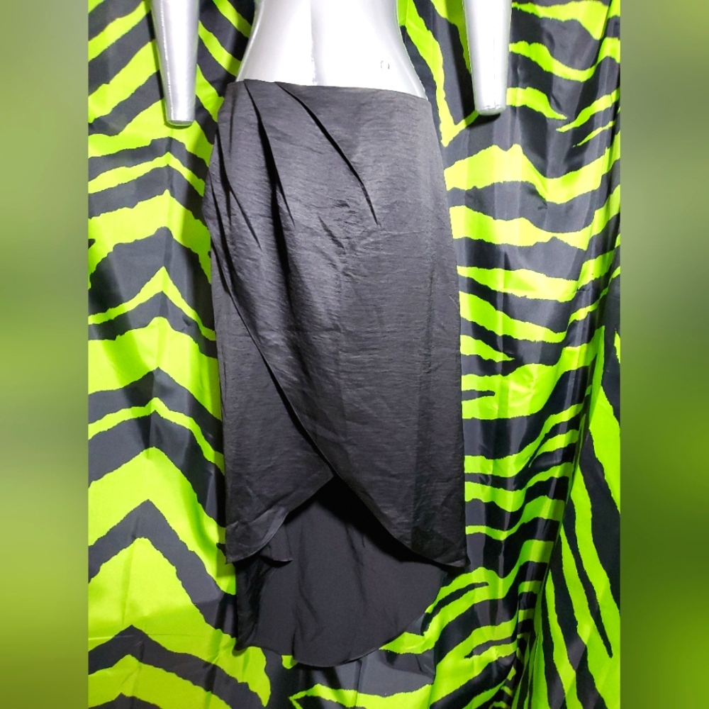 Black Tulip Skirt, Hi-Low/Asymmetrical, Size Large NWT